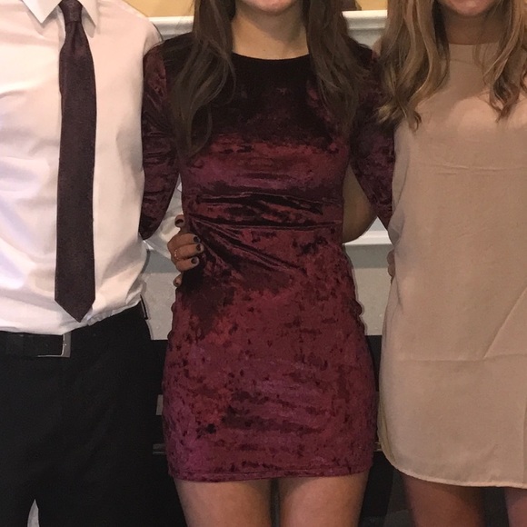 Crushed red velvet fitted dress - Picture 4 of 4